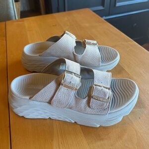 Skechers Max Cushioning Platform Sandal